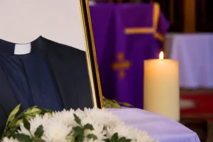 jeune prêtre catholique